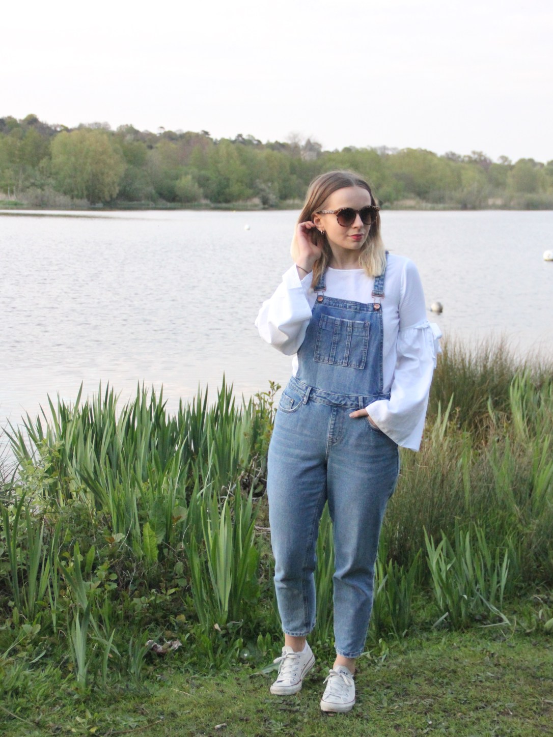 Casual weekend white and denim look